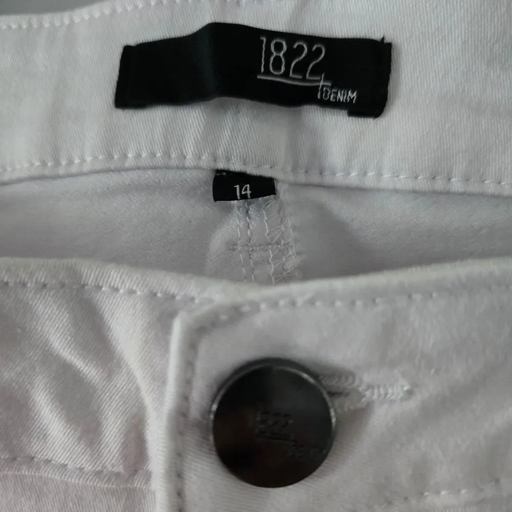 1822 Denim White Super Soft High Tech Stretch Shorts Size 14 NWT - Picture 2 of 5